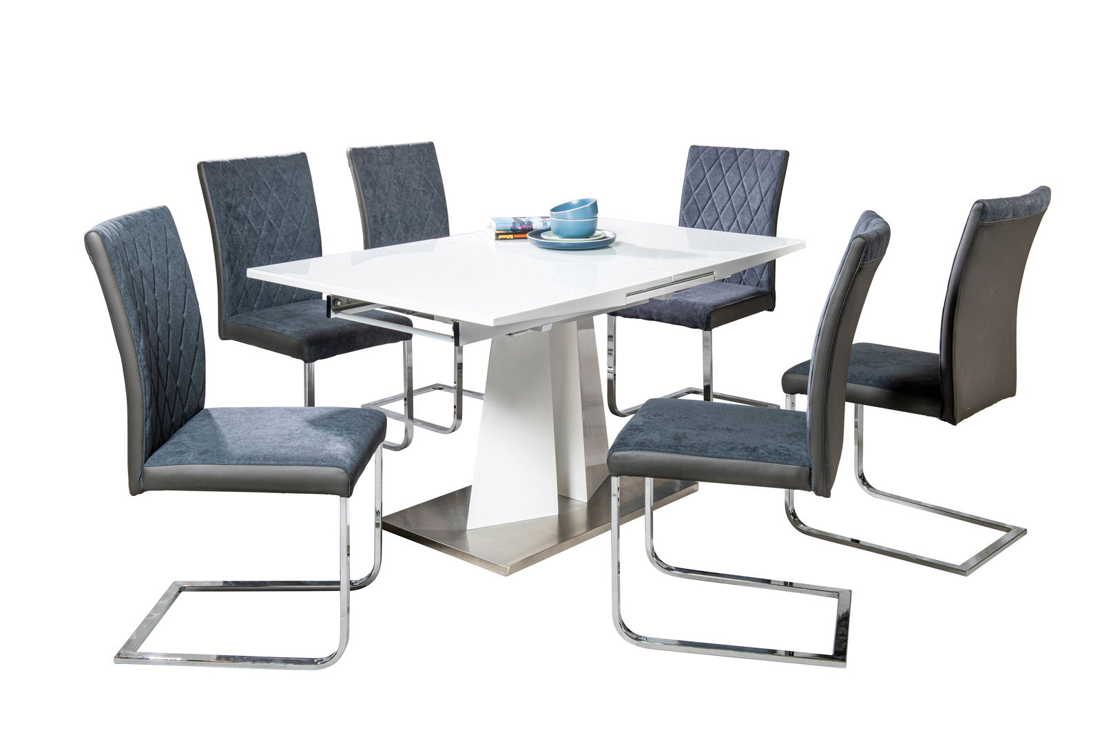 Essgruppe mit sechs modernen Schwingstühlen und einem weißen Tisch, seitliche Perspektive