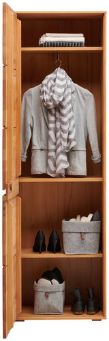 Offener Garderobenschrank aus Holz mit mehreren Fächern, die Kleidung, Schuhe und Accessoires enthalten. Frontalansicht.