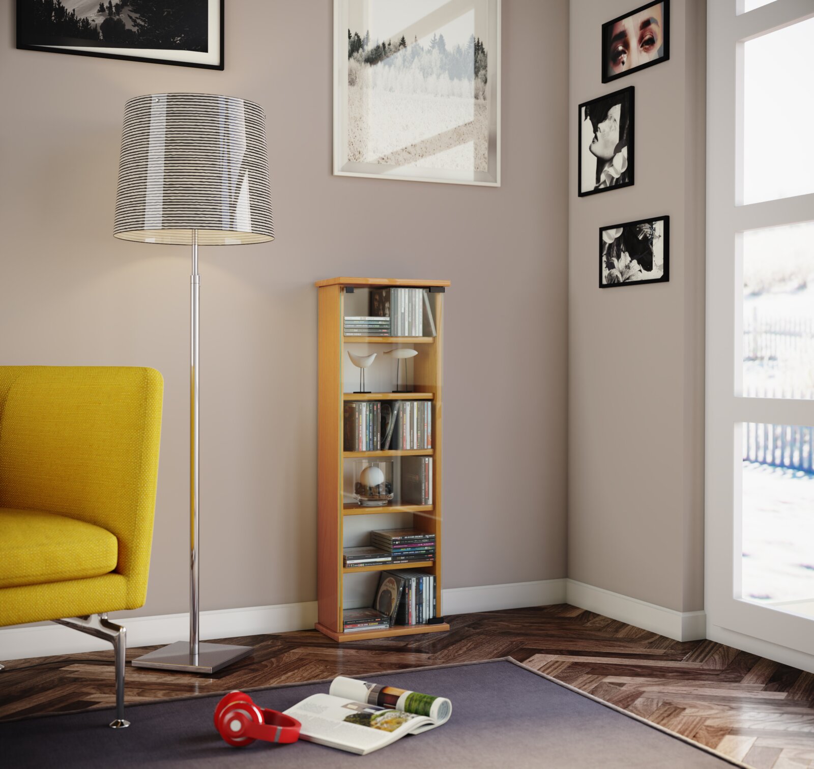 Schlankes CD-/Bücherregal aus hellem Holz mit Glas-Seitenteilen, im Wohnzimmer neben einer Stehlampe, frontal aus leicht seitlicher Perspektive fotografiert
