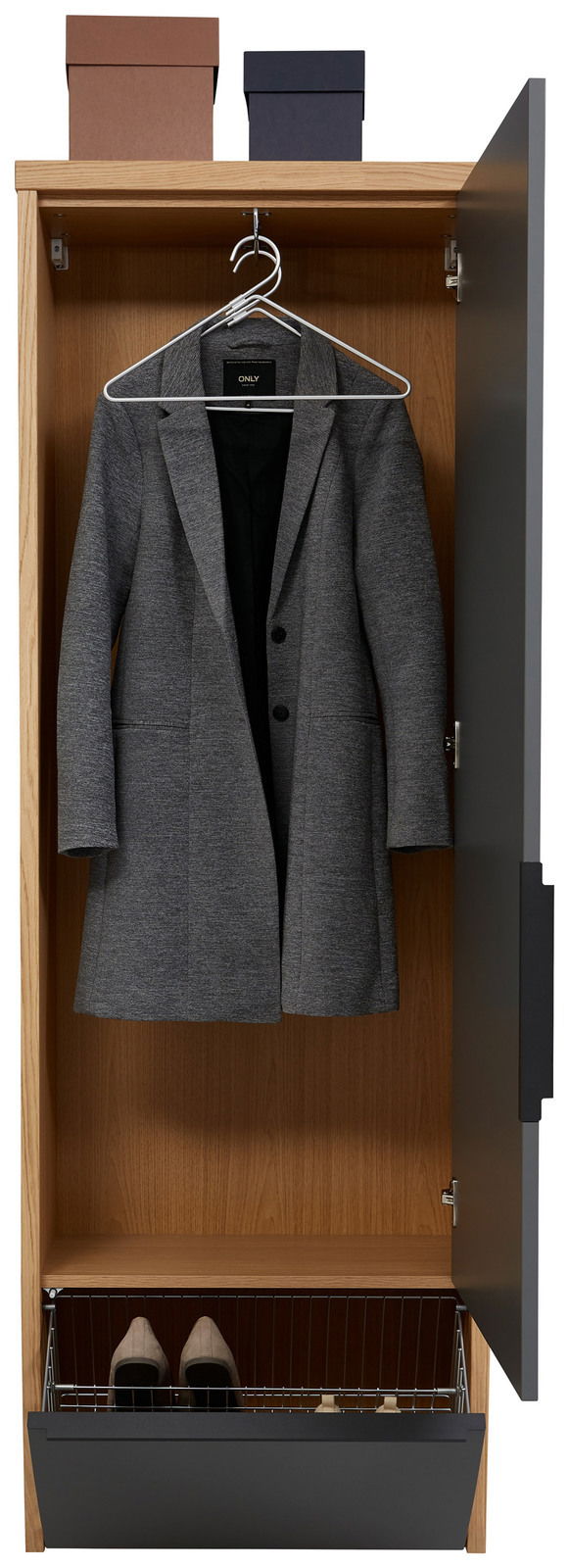 Dieter Knoll Hänge-Spiegelgarderobenschrank ARCO TREND Offener Hänge-Spiegelgarderobenschrank mit einem grauen Mantel auf einem Kleiderbügel, zwei Schuhen im unteren Fach und zwei Boxen auf der Oberseite, Frontalansicht.