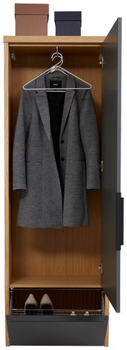 Offener Hänge-Spiegelgarderobenschrank mit einem grauen Mantel auf einem Kleiderbügel, zwei Schuhen im unteren Fach und zwei Boxen auf der Oberseite, Frontalansicht.