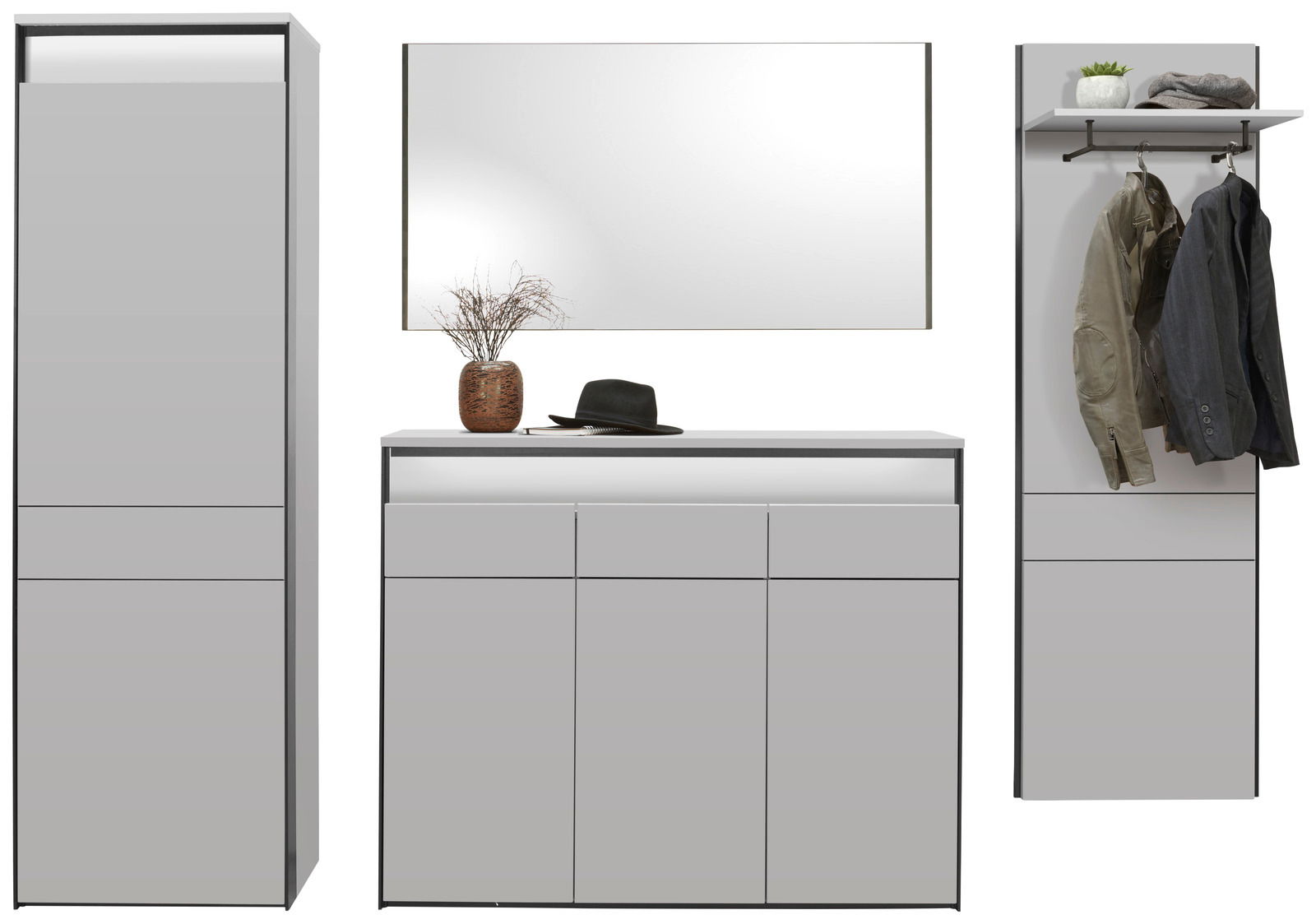 Garderoben-Set bestehend aus einem hohen Schrank, einem Spiegel, einer Kommode und einer Wandgarderobe mit Haken, frontal betrachtet.