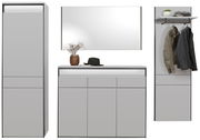 Garderoben-Set bestehend aus einem hohen Schrank, einem Spiegel, einer Kommode und einer Wandgarderobe mit Haken, frontal betrachtet.