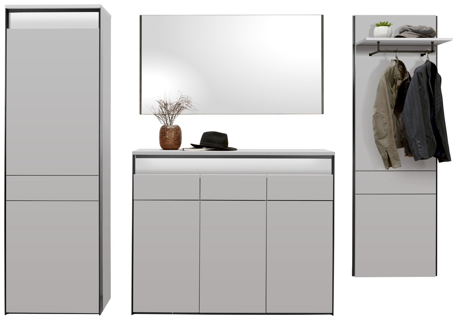 Garderoben-Set bestehend aus einem hohen Schrank, einem Spiegel, einer Kommode und einer Wandgarderobe mit Haken, frontal betrachtet.