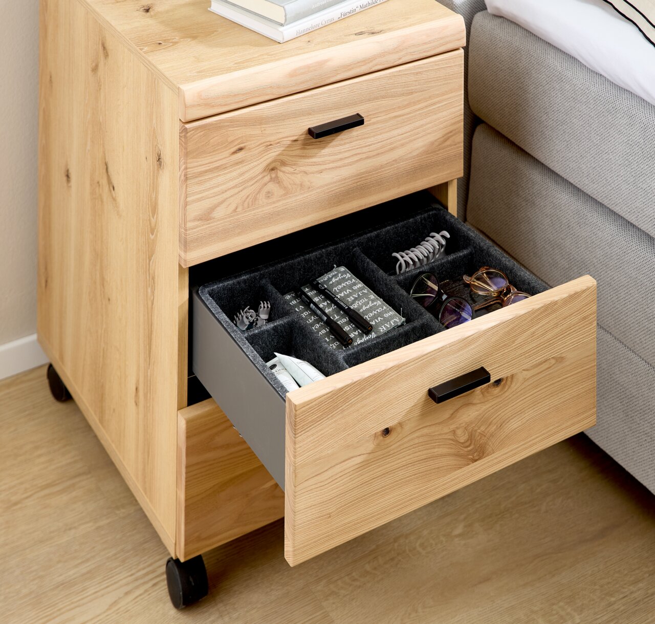 Houten rolcontainer met twee lades, waarvan één open en voorzien van vakjes voor accessoires, zijaanzicht