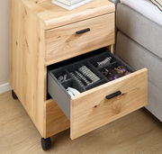 Rollcontainer aus Holz mit zwei Schubladen, eine davon geöffnet und mit Fächern für Accessoires, seitliche Perspektive