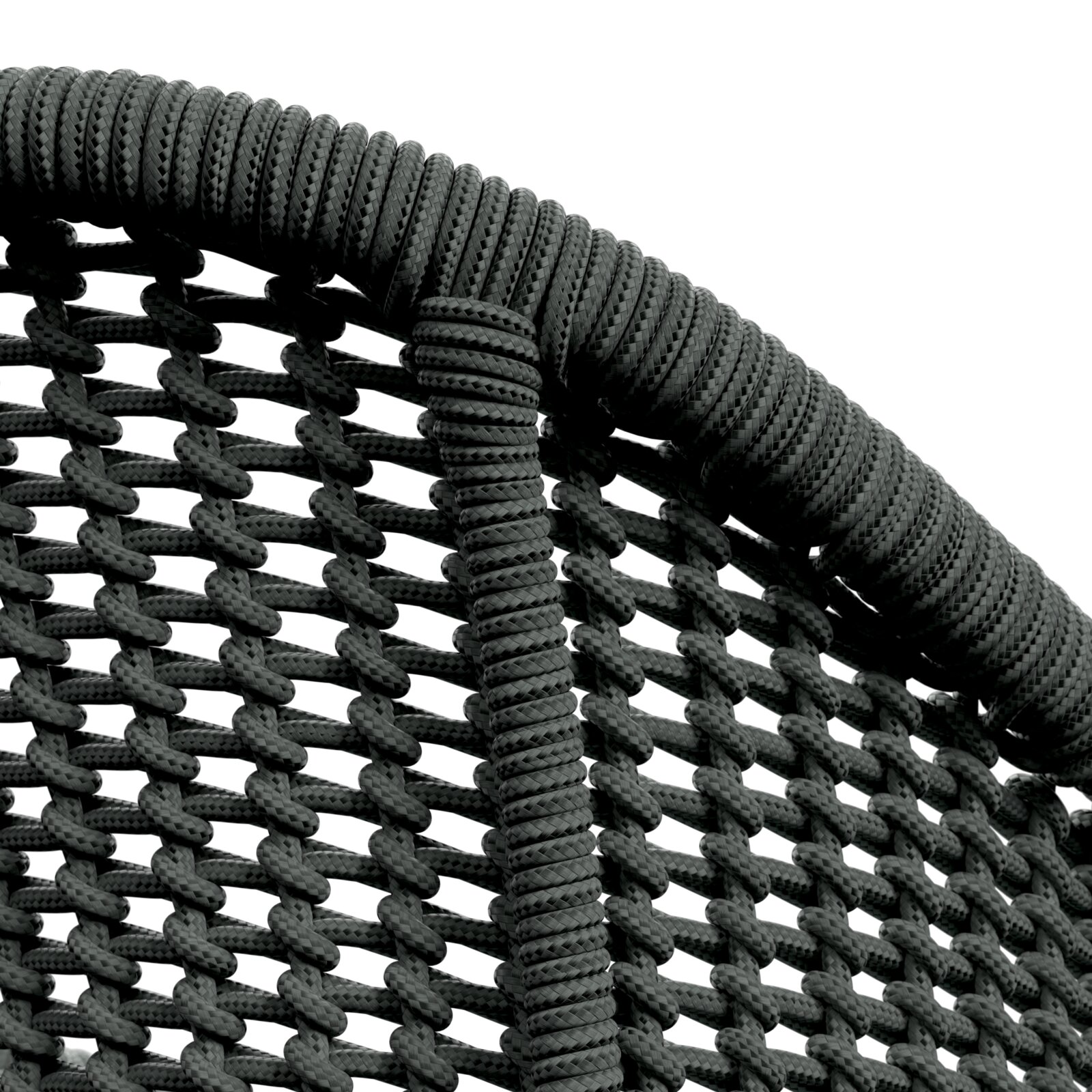 Detailansicht eines Armlehnstuhls mit geflochtenem Seilgeflecht in dunkler Farbe.