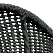 Detailansicht eines Armlehnstuhls mit geflochtenem Seilgeflecht in dunkler Farbe.