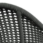 Detailansicht eines Armlehnstuhls mit geflochtenem Seilgeflecht in dunkler Farbe.