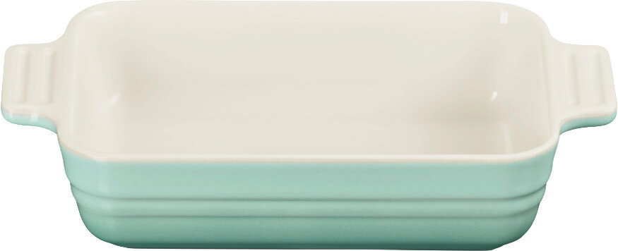 LE CREUSET Auflaufform rechteckig 18cm SAGE Rechteckige Keramik-Auflaufform in Mintgrün mit weißer Innenfläche und seitlichen Griffen, Frontansicht leicht von oben freigestellt auf weißem Hintergrund