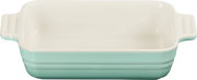 Rechteckige Keramik-Auflaufform in Mintgrün mit weißer Innenfläche und seitlichen Griffen, Frontansicht leicht von oben freigestellt auf weißem Hintergrund