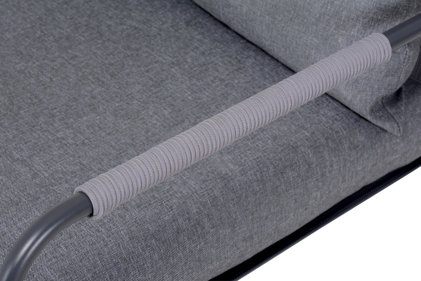 Nahaufnahme einer grauen Loungegarnitur mit gepolstertem Sitz und Armlehne aus Metall mit umwickeltem Seil.