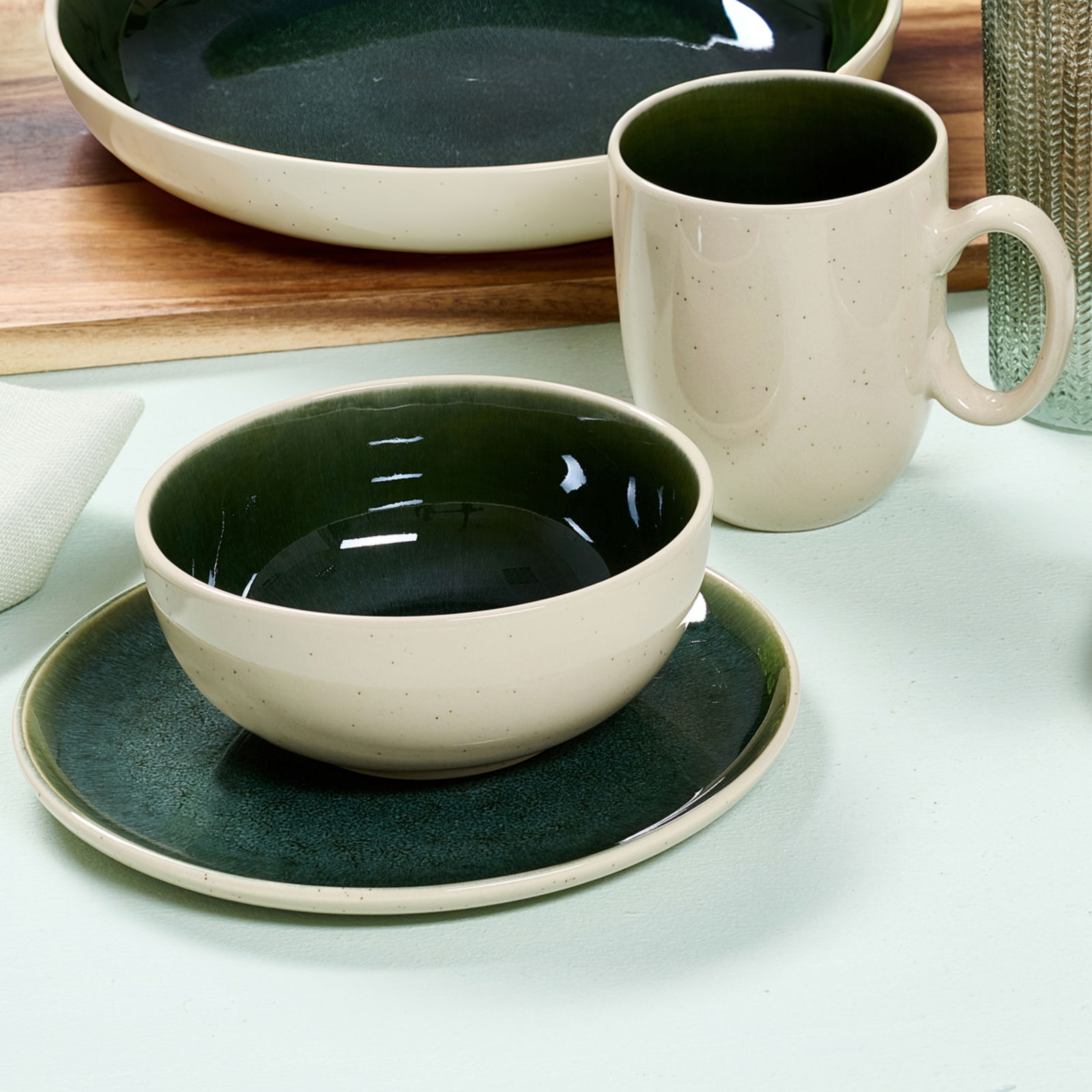 Ritzenhoff & Breker Frühstücksset 12-tlg. SKOG Frühstücksset 12-tlg. in Dunkelgrün von Ritzenhoff & Breker, bestehend aus Tasse, Schale und Teller, aus seitlicher Perspektive fotografiert.