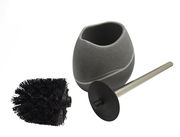 WC-Bürstengarnitur Little Rock in grauer Steinoptik, bestehend aus einer Bürste mit schwarzem Kopf und einem Edelstahlgriff, sowie einem passenden Halter. Perspektive: seitliche Ansicht.