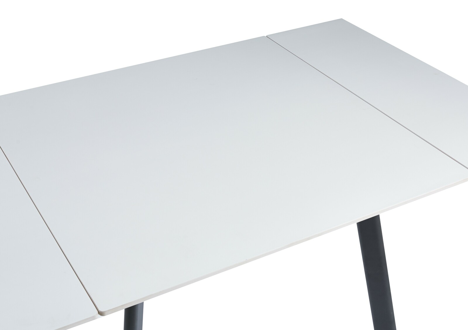 Weißer Esstisch mit klaren Linien und schwarzem Bein, aus der Vogelperspektive fotografiert.