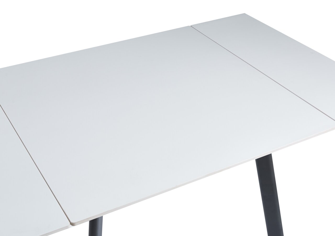 Witte eettafel met strakke lijnen en zwarte poten, gefotografeerd vanuit vogelperspectief.