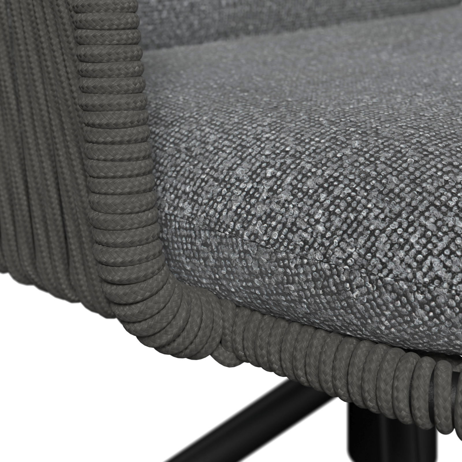 Nahaufnahme eines grauen Armlehnstuhls mit texturierter Polsterung und umwickelten Armlehnen, seitliche Perspektive