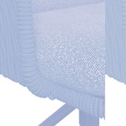 Nahaufnahme eines grauen Armlehnstuhls mit texturierter Polsterung und umwickelten Armlehnen, seitliche Perspektive