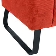 Nahaufnahme einer roten 2er-Sitzbank mit schwarzem Metallgestell, seitliche Perspektive