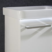 Nahaufnahme eines modernen weißen Waschtisch-Sets mit glänzendem Griff, seitliche Perspektive.