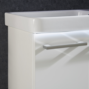 Nahaufnahme eines modernen weißen Waschtisch-Sets mit glänzendem Griff, seitliche Perspektive.