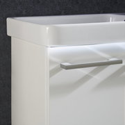 Nahaufnahme eines modernen weißen Waschtisch-Sets mit glänzendem Griff, seitliche Perspektive.