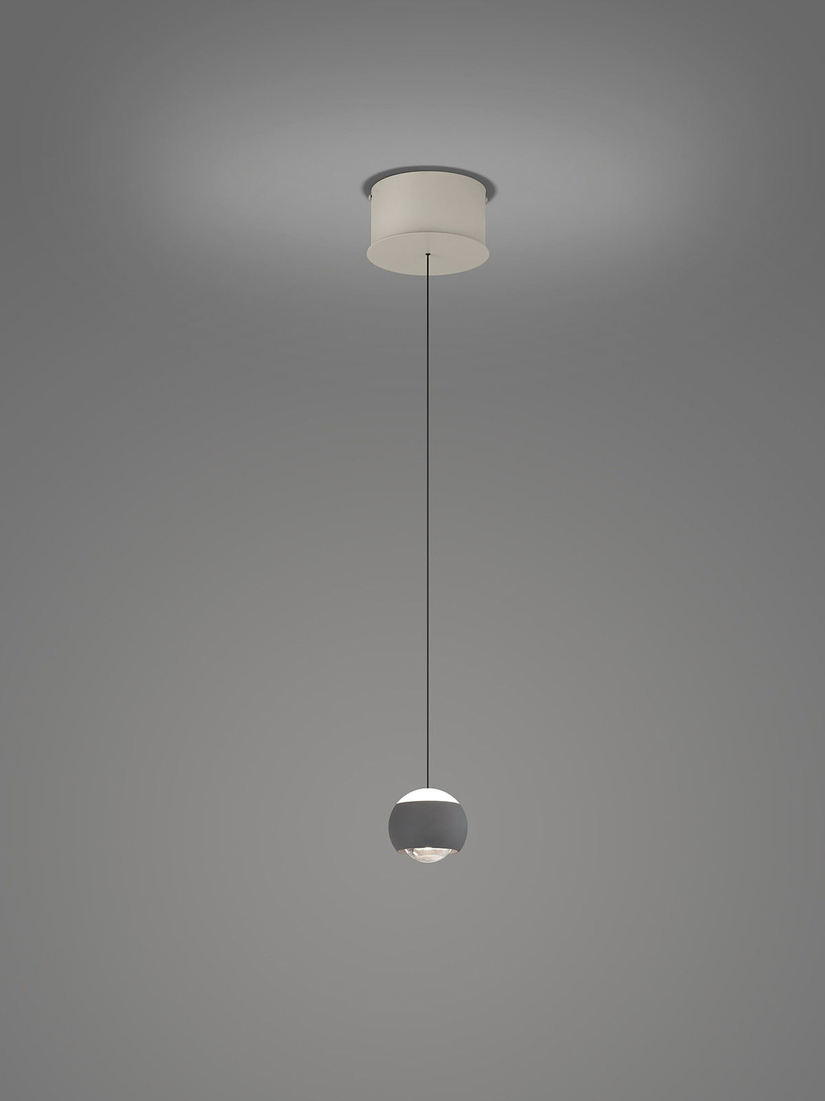 Musterring Pendelleuchte CANNON Moderne Pendelleuchte Musterring CANNON, Ansicht von unten, mit kugelförmigem Lampenschirm und schlankem Kabel.