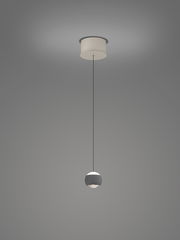 Moderne Pendelleuchte Musterring CANNON, Ansicht von unten, mit kugelförmigem Lampenschirm und schlankem Kabel.