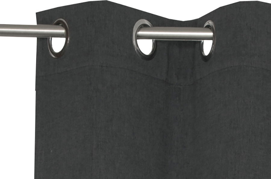 Nahaufnahme eines dunkelgrauen Ösenschals mit Metallösen an einer Gardinenstange.