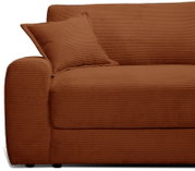 Nahaufnahme eines braunen Big-Sofas mit Kissen, seitliche Perspektive