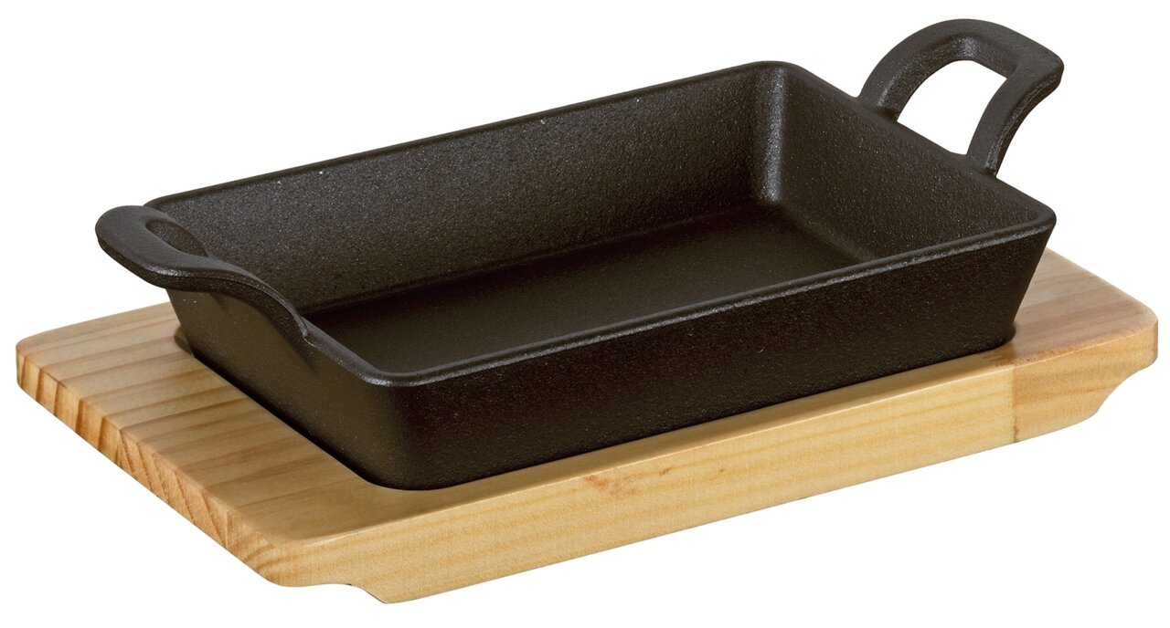 Rechteckige BBQ Grillpfanne aus Gusseisen mit zwei Griffen, präsentiert auf einem Holzbrett, seitliche Perspektive.