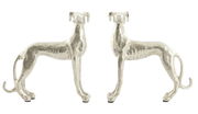 Zwei silberne Hundeskulpturen aus Metall, seitliche Ansicht