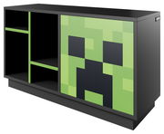 Schwarzes Sideboard mit offenen Regalfächern links und grüner, pixeliger Front im Minecraft-Creeper-Design rechts, Ansicht schräg von vorne links.