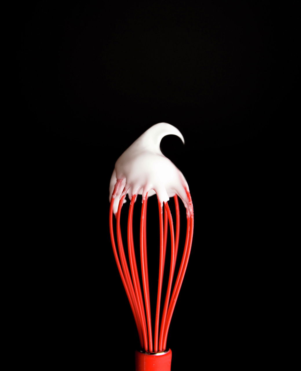 Dr. Oetker Silikon-Schneebesen Roter Silikon-Schneebesen mit weißem Schaum, Nahaufnahme von oben