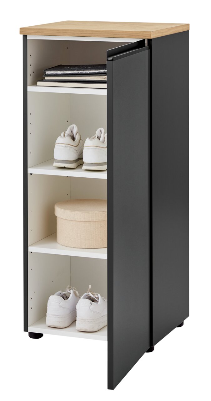 Schwarze Kommode mit Holzplatte, offene Tür, zeigt Regale mit Schuhen und Box, seitliche Perspektive