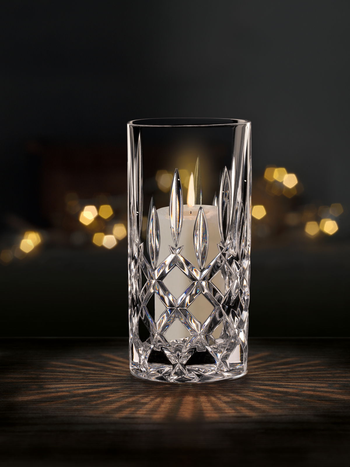 Kristallklare Nachtmann Vase oder Windlicht NOBLESSE mit elegantem Schliffmuster, frontal fotografiert, auf einem dunklen Hintergrund mit warmen Lichteffekten.
