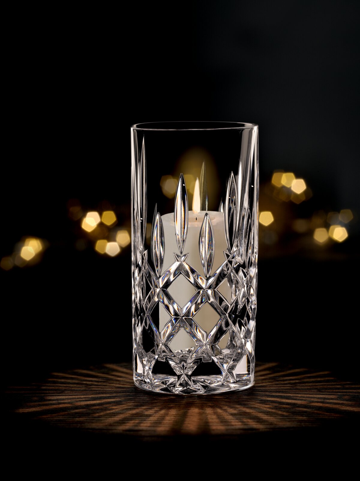 Nachtmann vaas/lantaarn NOBLESSE Kristallklare Nachtmann Vase oder Windlicht NOBLESSE mit elegantem Schliffmuster, frontal fotografiert, auf einem dunklen Hintergrund mit warmen Lichteffekten.
