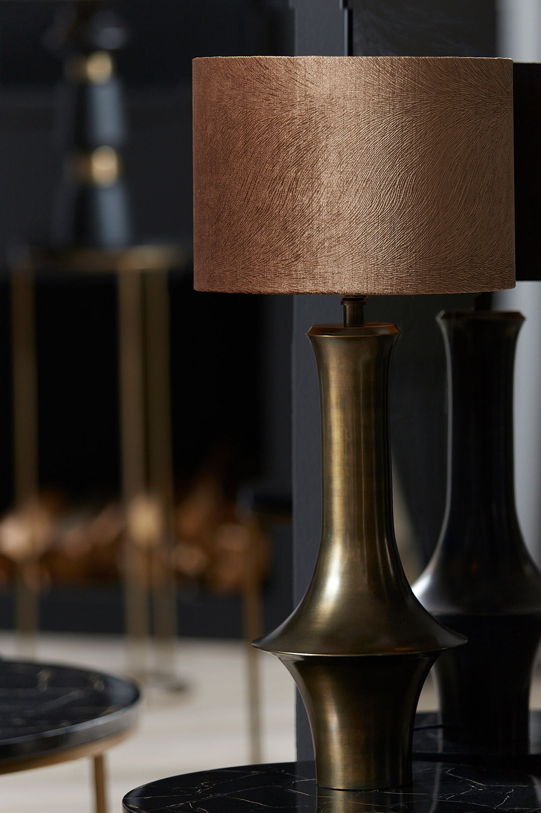 Eleganter Lampenschirm Zylinder in Braun auf einem messingfarbenen Lampenfuß, seitliche Perspektive