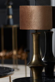 Eleganter Lampenschirm Zylinder in Braun auf einem messingfarbenen Lampenfuß, seitliche Perspektive