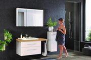 Moderner Midischrank im Badezimmer, seitliche Perspektive, neben Waschbecken und Spiegel, mit dekorativen Pflanzen.