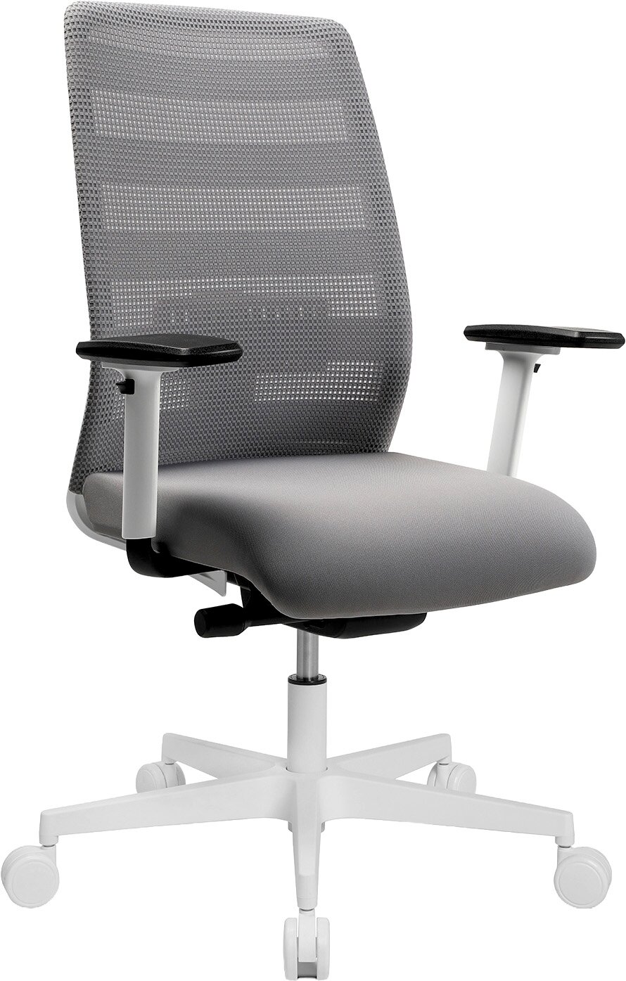 Ergonomischer Bürodrehstuhl mit grauer Netzrückenlehne, gepolsterter grauer Sitzfläche, verstellbaren Armlehnen und weißem Fußkreuz auf Rollen, freigestellt vor weißem Hintergrund, Ansicht schräg von vorn links.