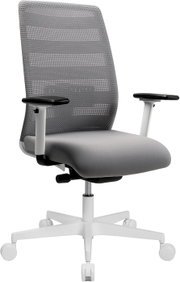 Ergonomischer Bürodrehstuhl mit grauer Netzrückenlehne, gepolsterter grauer Sitzfläche, verstellbaren Armlehnen und weißem Fußkreuz auf Rollen, freigestellt vor weißem Hintergrund, Ansicht schräg von vorn links.