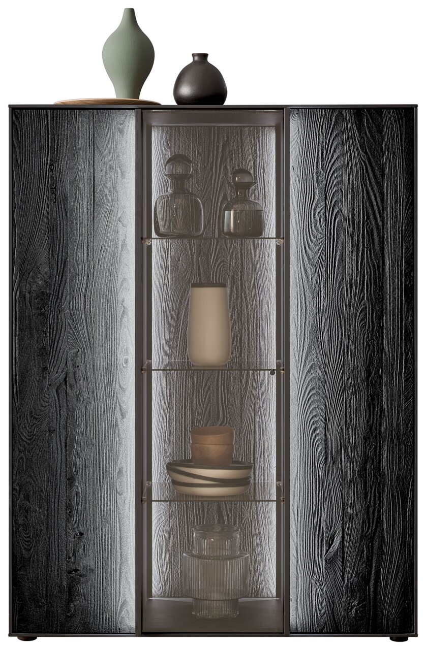Frontansicht eines Highboards mit Holzmaserung, Glastüren und dekorativen Objekten auf den Regalen.