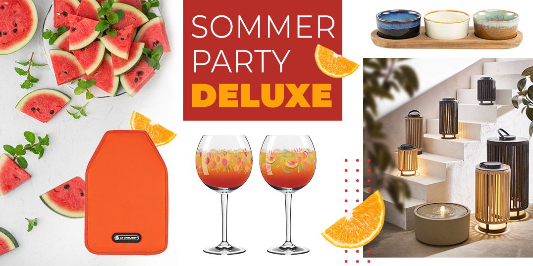Sommerparty-Deko mit Wassermelonen, Gläsern, Windlichtern und Schriftzug ‚Sommer Party Deluxe‘ in Orange-Rot.