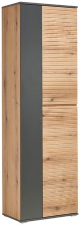 Moderner Garderobenschrank aus Holz mit vertikalen Lamellen und dunklem Akzent, seitliche Perspektive.