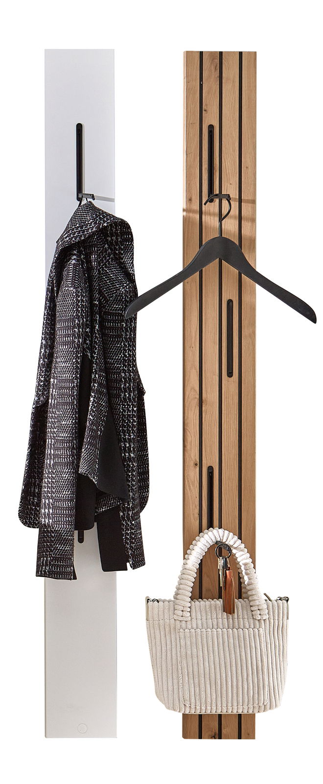 Zwei Paneelleisten in Holzoptik und Weiß, frontal abgebildet, mit Haken für Kleidung und Taschen.