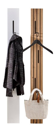 Zwei Paneelleisten in Holzoptik und Weiß, frontal abgebildet, mit Haken für Kleidung und Taschen.
