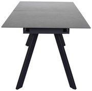 Moderner Esstisch mit rechteckiger Tischplatte und schrägen Beinen, Frontalansicht