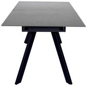 Moderner Esstisch mit rechteckiger Tischplatte und schrägen Beinen, Frontalansicht