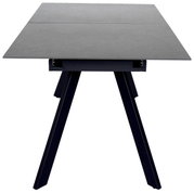 Moderne eettafel met rechthoekig tafelblad en schuine poten, vooraanzicht